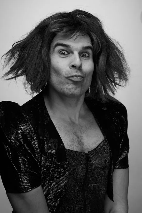 Zauber-Assistentin Jeniffer Sparkling in Schwarz-Weiß-Foto, trägt ein Pailletten-Kleid und macht einen spitzen Mund